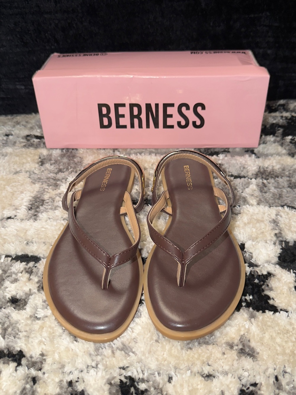 BERNESS Women's Brown T-strap Sandals